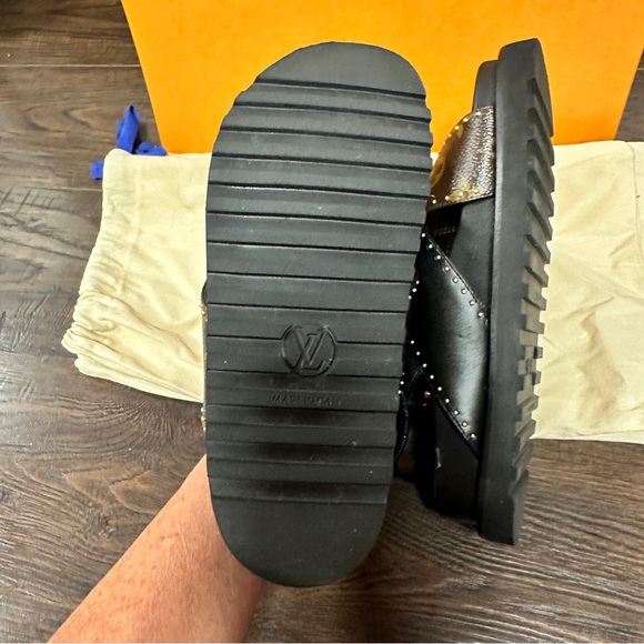 LOUIS VUITTON PASEO FLAT COMFORT SANDLE MONOGRAM AND BACK GOLD STUDS & BUCKLE - Picture 6 of 8